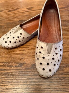 Volks walkers Leather Perforated Slip On Flats Comfort Shoes EU 39 US 8.5